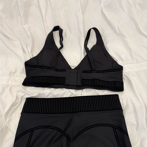 ALO Yoga Black Leggings & Sports bra - Picture 4 of 6